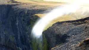 Video: Thác nước chảy ngược lên trời ở Ấn Độ