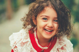 Vẻ trong trẻo của 'em bé có nụ cười đẹp nhất thế giới', ai nhìn cũng vui lây