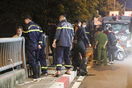 Đang đi cùng bạn gái, nam thanh niên dừng xe nhảy cầu ở Bình Thạnh