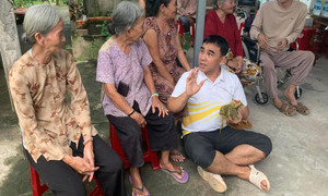 Sao Việt 18/5: MC Quyền Linh đi dép tổ ong, ngồi đất cùng bà con nghèo