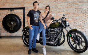 'Soi' chiếc Harley-Davidson tiển tỷ mà Khánh Thi tặng Phan Hiển