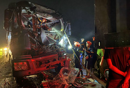 Đâm vào xe đầu kéo đang dừng đèn đỏ, tài xế ô tô tải thiệt mạng