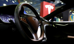 Xe điện Tesla có thể bị tin tặc bẻ khóa vì chiều lòng người dùng 