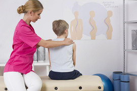 Cảnh báo rất nhiều thanh thiếu niên bị vẹo cột sống, 5 việc cần làm để ngăn ngừa