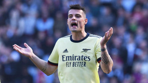 Granit Xhaka chỉ trích phong độ của Arsenal