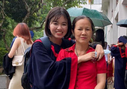 Xúc động món quà của nữ thủ khoa dành cho người mẹ lao công