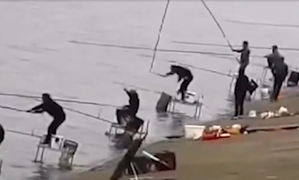 Anh chàng câu cá ngã lộn cổ xuống sông vì chiếc cần phản chủ