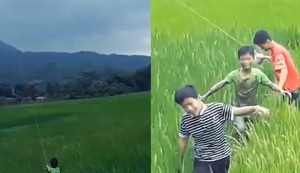 Bị con diều kéo đi, cậu bé lấm lem bùn đất