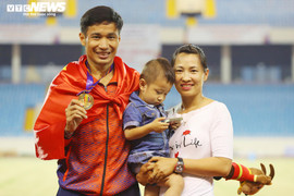 Vợ Nguyễn Văn Lai bế con, âu yếm ngắm chồng nhận HCV SEA Games 31