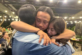 Bức ảnh Khánh Thi ôm Phan Hiển và tình cũ Chí Anh gây xúc động