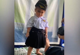 Vẻ mặt bé gái đang 'quạu' vẫn bị bắt chụp hình