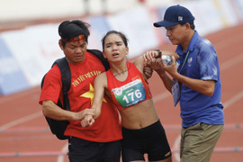 Nữ VĐV Việt Nam kiệt sức, nôn khan sau khi về đích marathon