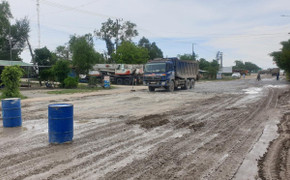 'Binh đoàn' xe tải cày nát đường nối 2 khu kinh tế, dân mang thùng phuy chặn xe