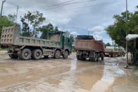 Video: Xe tải cày nát đường ven biển nối 2 khu kinh tế Quảng Nam – Quảng Ngãi