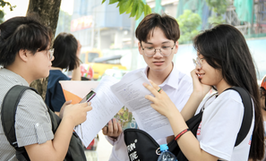 Sĩ tử học thâu đêm mong vào trường danh tiếng