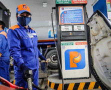 Giá xăng dầu liên tục cao kỷ lục: 'Hóa giải' cách nào?