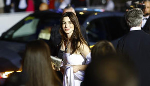Khoe vai trần, Anne Hathaway đẹp mê hồn trên thảm đỏ