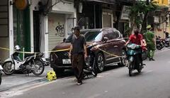 Hà Nội: Người đàn ông hai tay cầm 2 vật giống súng dọa bắn đối phương