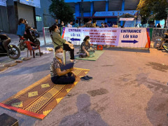 Ròng rã xếp hàng từ sáng đến đêm chờ vé xem chung kết Việt Nam vs Thái Lan