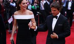 Tài tử Tom Cruise dìu công nương Kate trên thảm đỏ