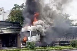 Xe tải chở bia bị thiêu rụi ở dốc cầu Rạch Miễu