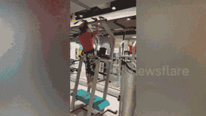 Video: Cụ bà 77 tuổi kéo xà như thanh niên