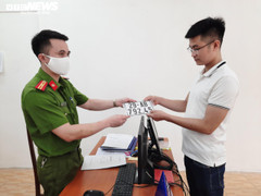 Hà Nội: Chỉ mất 30 phút để đăng ký, bấm biển xe máy ở công an xã
