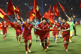 Rơi nước mắt tự hào khi tuyển nữ Việt Nam phất cờ Tổ quốc mừng HCV SEA Games 31