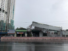 Bình Dương: Biển quảng cáo bị cuốn bay vào lưới điện, gây mất điện diện rộng