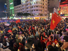 Trực tiếp: Phố đi bộ Nguyễn Huệ chật cứng người cổ vũ U23 Việt Nam