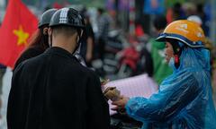 Lo mưa giông đúng giờ chung kết, phe vé điêu đứng giảm giá kịch khung