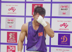 Võ sĩ boxing bật khóc vì không thể giành HCV tặng con trai chưa từng gặp mặt