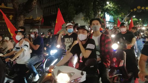 Trực tiếp: Người dân tràn xuống phố Hà Nội mừng U23 Việt Nam vô địch SEA Games