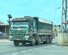 Xe tải dán logo 'lạ' vô tư cơi nới thành thùng, đông như đi trẩy hội ở Nghi Sơn