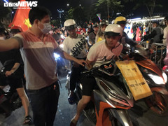 CSGT TP.HCM xử lý cổ động viên quá khích, cầm bảng cổ vũ ghi nội dung tục tĩu