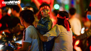 Nửa đêm, CĐV nhí vẫn theo bố mẹ xuống đường mừng U23 Việt Nam vô địch