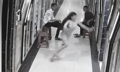 Gái xinh ngã sắp mặt vì giận dỗi