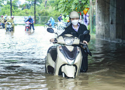 Ảnh: Đường gom Đại lộ Thăng Long ngập sâu gần 1m, xe cộ chết máy la liệt