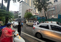 Hà Nội: Va chạm với một phụ nữ đi xe ga, người đàn ông bị ô tô tông thiệt mạng