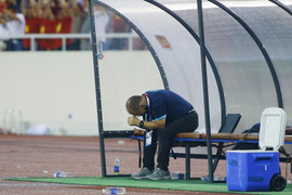 HLV Park Hang Seo lặng người phút chia tay U23 Việt Nam sau kỳ tích SEA Games