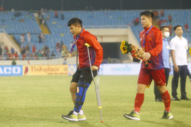 Lê Văn Xuân vứt nạng ôm đồng đội mừng U23 Việt Nam vô địch