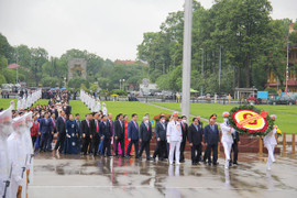 Lãnh đạo Đảng, Nhà nước và các ĐBQH vào Lăng viếng Chủ tịch Hồ Chí Minh
