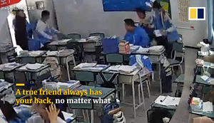 Giúp bạn học ngồi xe lăn sơ tán khỏi trận động đất, nam sinh nhận mưa lời khen