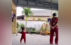 Bật cười xem điệu bộ khệnh khạng của bé gái khi bắt chước bà