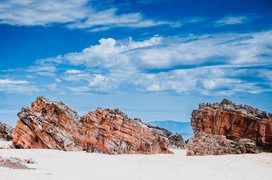 Ngắm ‘mê cung’ đá sừng sững vươn ra đại dương ở bãi biển độc nhất Quảng Bình