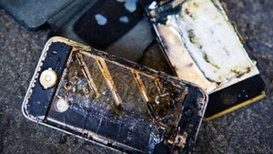 Chơi điện tử trên điện thoại đang sạc, nam thanh niên nát cả bàn tay