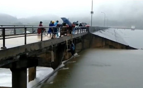 Ngồi dưới gầm cầu bắt cá, người đàn ông ở Vĩnh Phúc bị mắc kẹt giữa dòng nước lũ