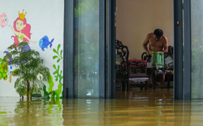 Ảnh: Nhiều người dân thức trắng đêm vì nước tràn vào nhà