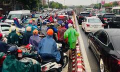 Hà Nội: Ô tô, xe máy chen nhau vào làn ngược chiều, cầu Vĩnh Tuy tắc cứng 2 giờ