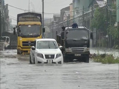 Video: Mưa lớn, hàng chục ô tô chìm trong biển nước ở Bắc Ninh